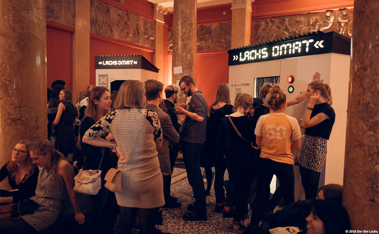 Foto: Besucher der Hamburger Kunsthalle warten vor dem Lachsomaten